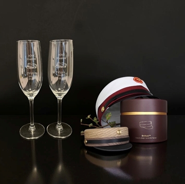 Champagneglas med indgraveret studenterhue og navn